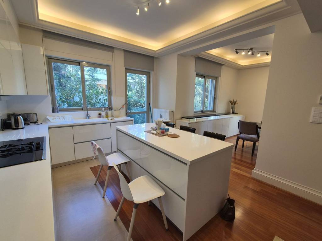 Main floor \\ Κουζίνα