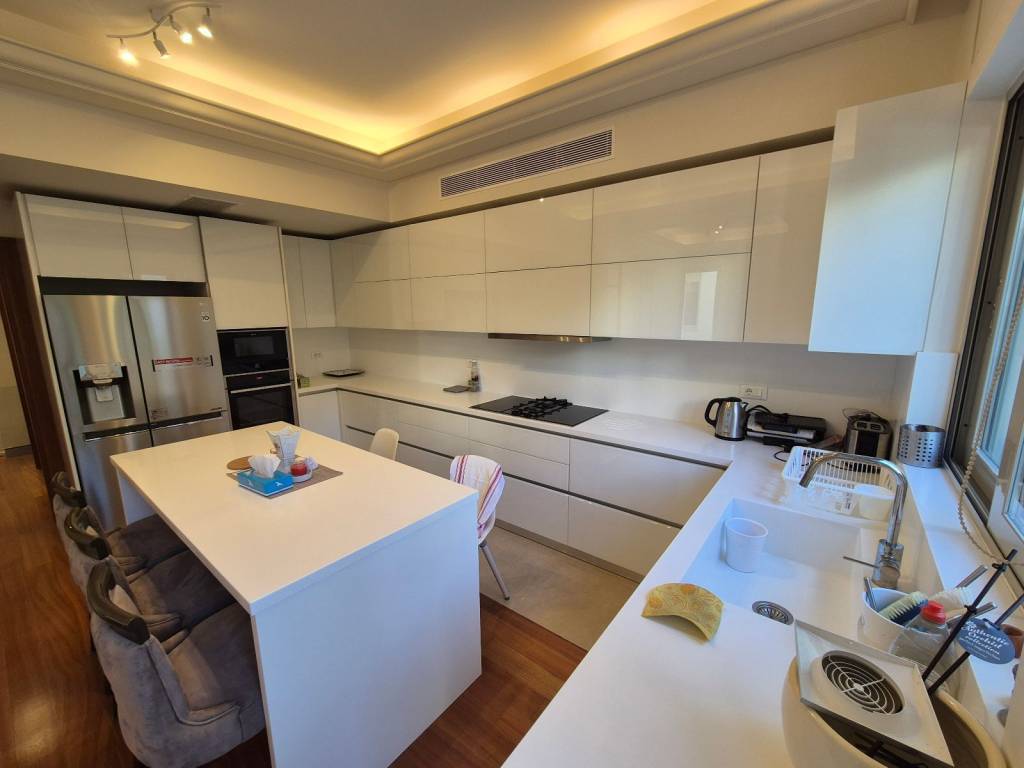 Main floor \\ Κουζίνα