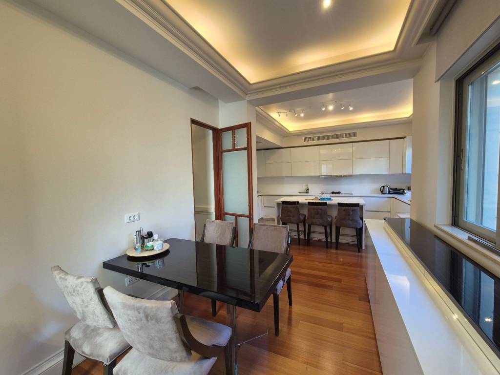 Main floor \\ Κουζίνα