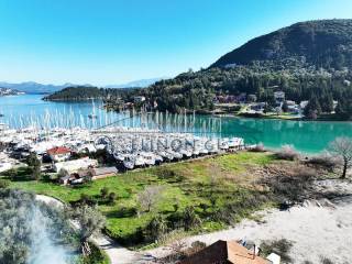 Το οικοδομήσιμο οικόπεδο και το παραθαλάσσιο αγροτεμάχιο