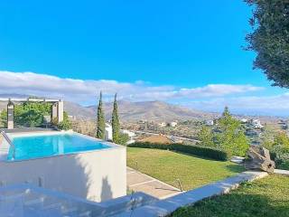 Apopse kepoy kai pisinas tes kyrias oikias.