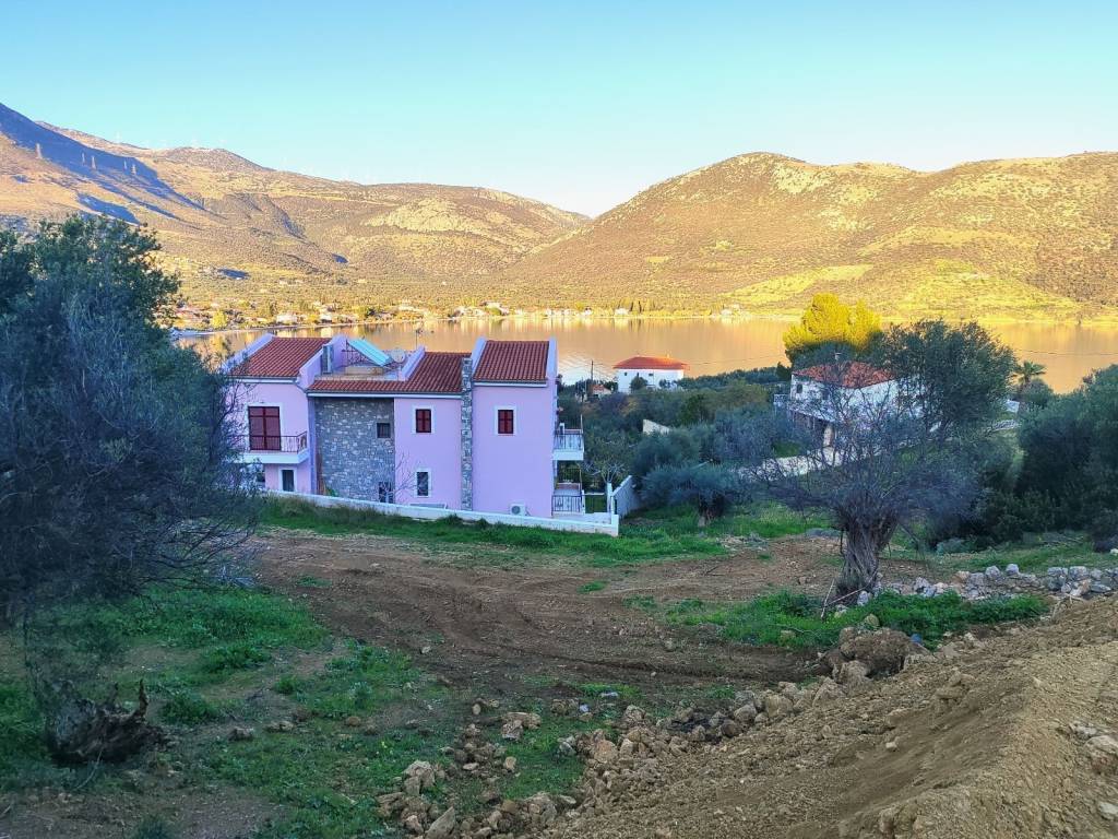 E THESE KAI TON TRION OIKOPEDON EINAI STEN IDIA PERIOCHE