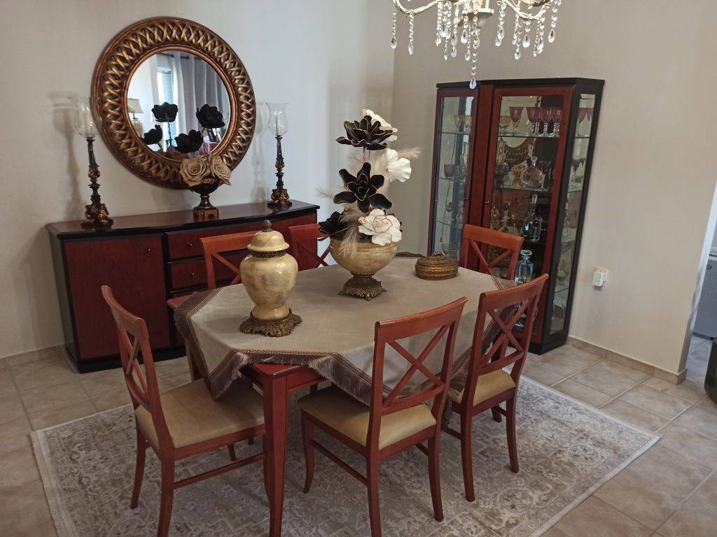 ENIAIOS CHOROS SALONI-TRAPEZARIA