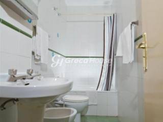 Ξενοδοχείο με 24 δωμάτια προς πώληση στο Λουτράκι