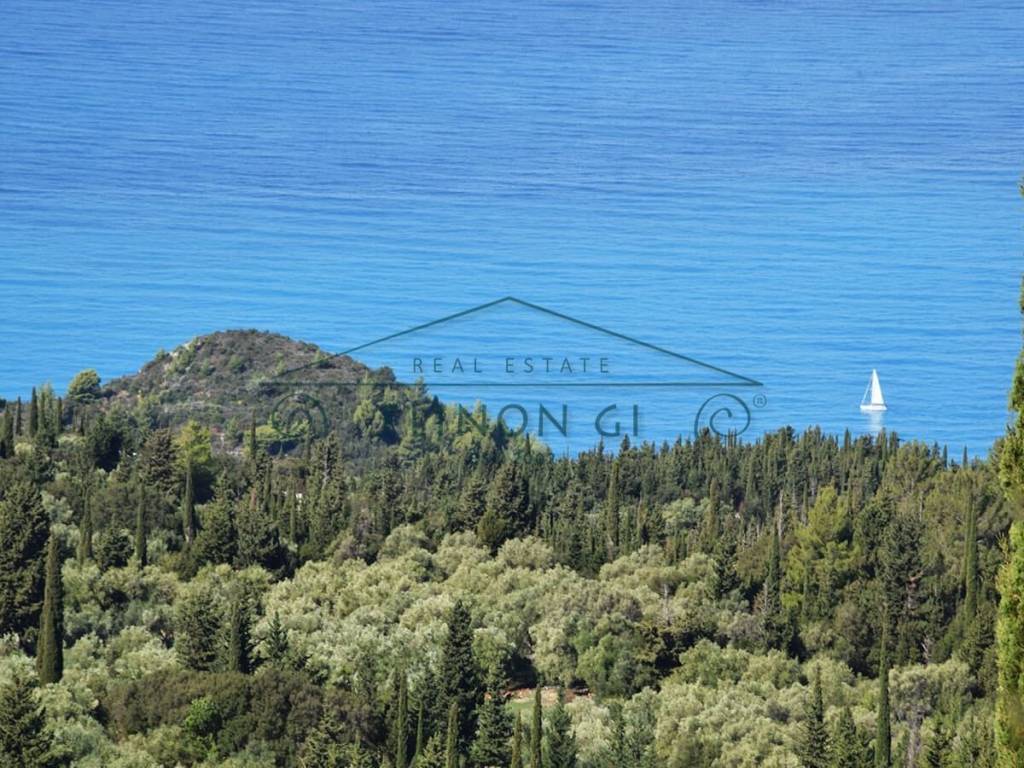 Η θέα από το αγροτεμάχιο