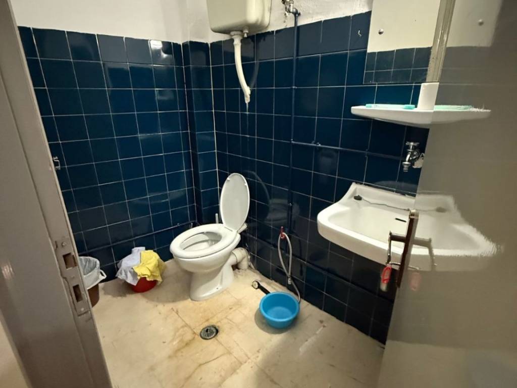 Εξωτερικό μπάνιο, στο διάδρομο της πολυκατοικίας