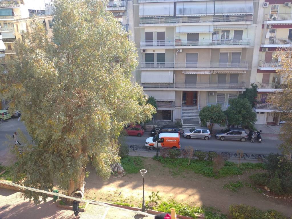 Apla apo mpalkoni prosopses