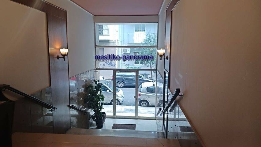 εισοδος πολυκατοικιας