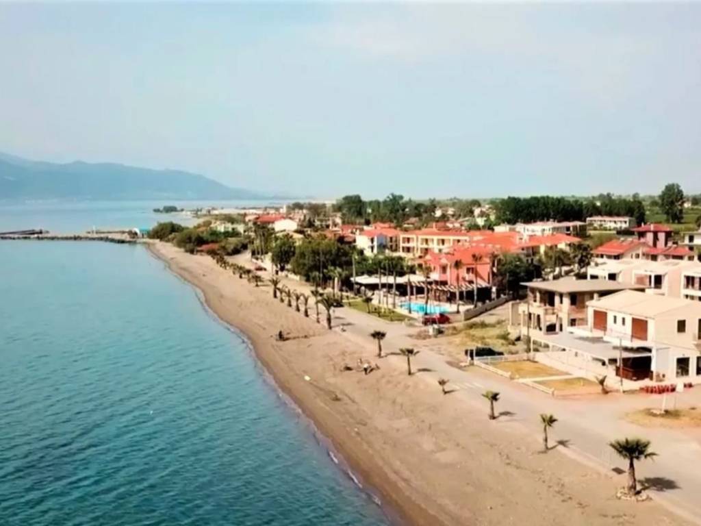 Η ΠΑΡΑΛΙΑ ΤΗΣ ΧΙΛΙΑΔΟΥΣ ΒΡΙΣΚΕΤΑΙ ΠΟΛΥ ΚΟΝΤΑ