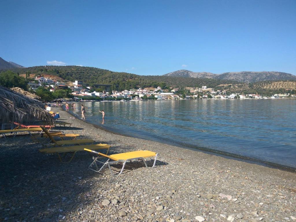 OMORPHE PARALIA ME KATHARA NERA