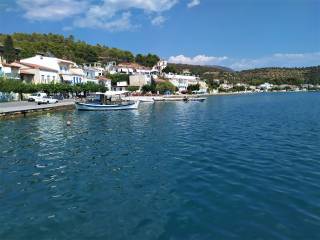 O PARATHALASSIOS OIKISMOS TES ERATEINES