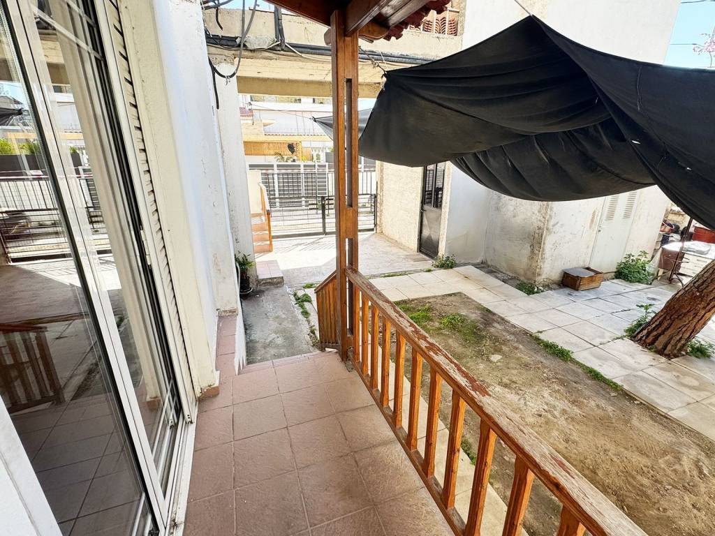 Αυλή &amp; πίσω πόρτα