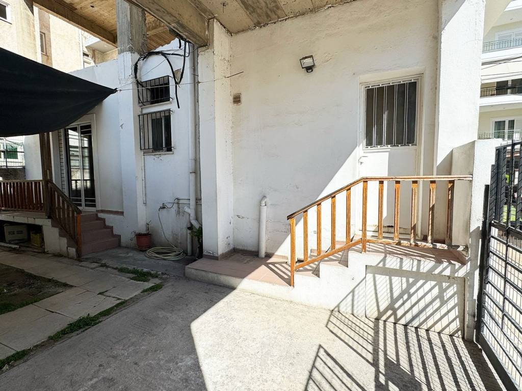 Αυλή &amp; πίσω πόρτα