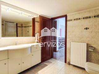 Μπάνιο,Όροφος