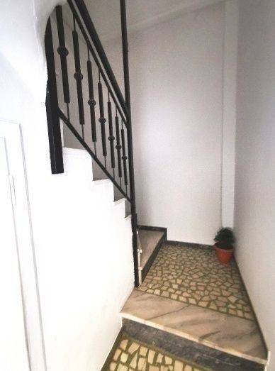 Κυρία είσοδος με αποθήκη κάτω από την σκάλα