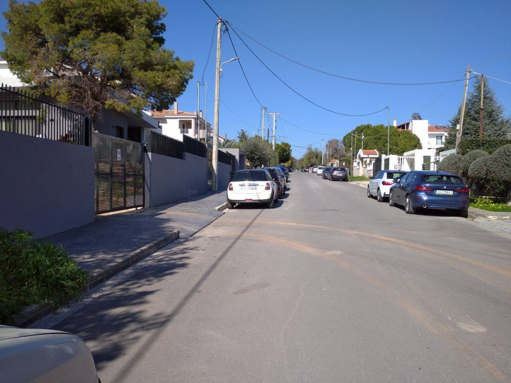 Άποψη δρόμου προς τα πάνω απέξω από το οικόπεδο