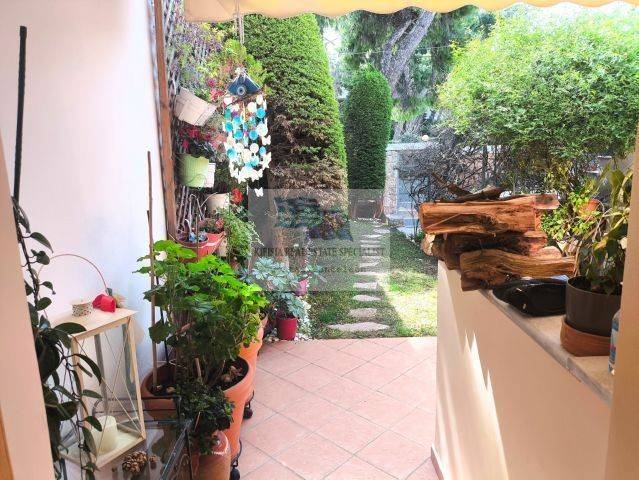 FRONT PRIVATE GARDEN