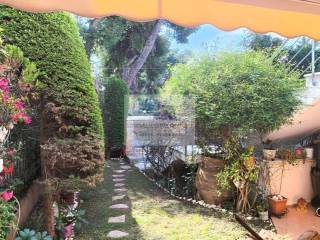 FRONT PRIVATE GARDEN