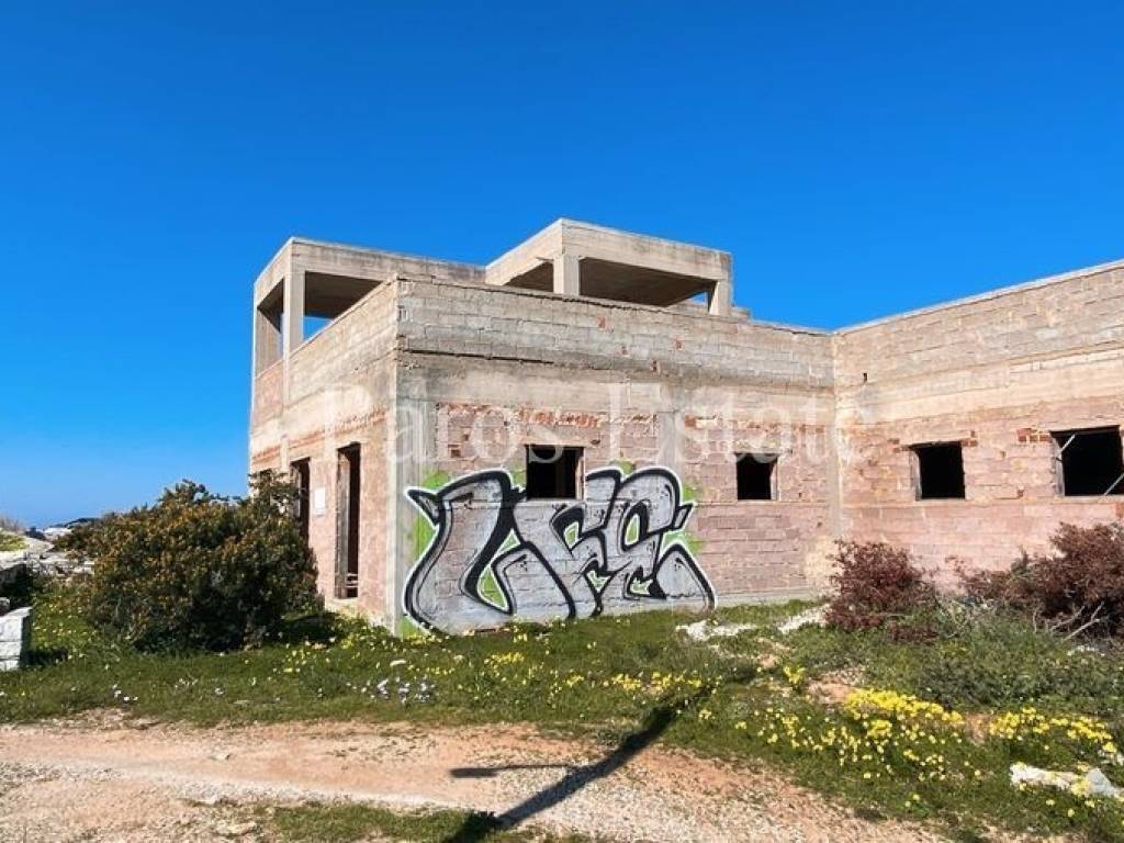 Οικόπεδο με κτίσμα στα μπετά