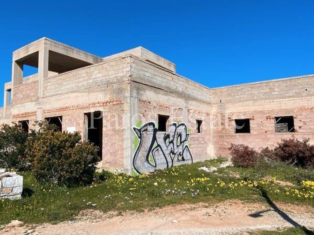Οικόπεδο με κτίσμα στα μπετά