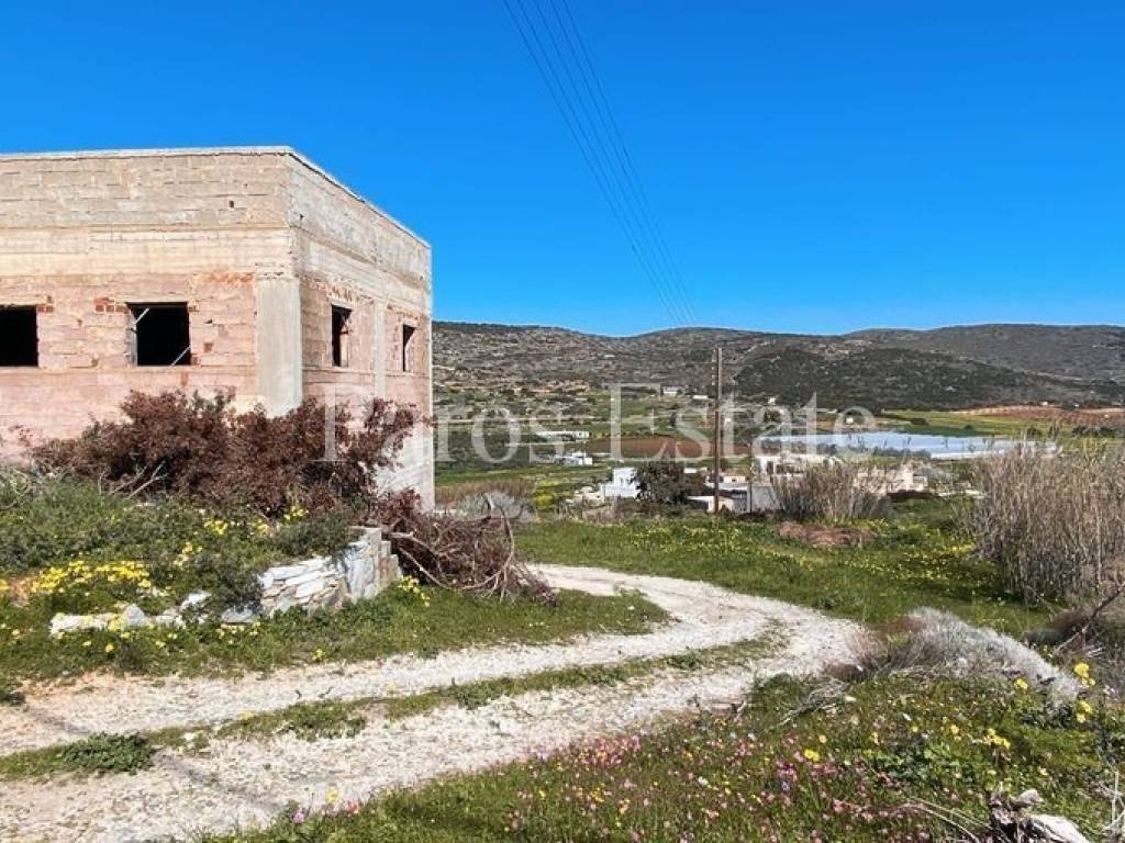 Οικόπεδο με κτίσμα στα μπετά