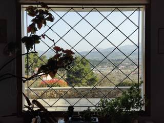 θέα από το παράθυρο του σαλονιού