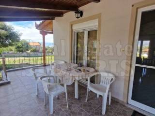 ΥΠΕΡΥΨΩΜΕΝΗ ΒΕΡΆΝΤΑ ΜΕ ΘΕΑ ΒΟΥΝΟ ΚΑΙ ΘΑΛΑΣΣΑ