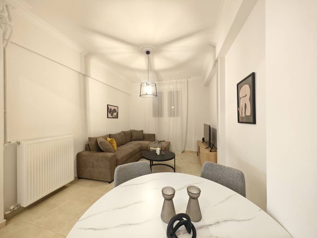 Eniaios choros saloni - trapezaria