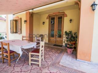 Τμήμα βεράντας και είσοδος οικίας