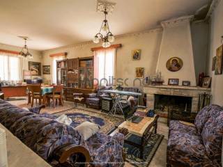 Ισόγειο: Τμήμα καθιστικού και τραπεζαρίας με τζάκι