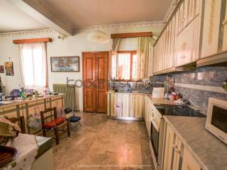 Ισόγειο: Άποψη κουζίνας κοντά στο τζάκι