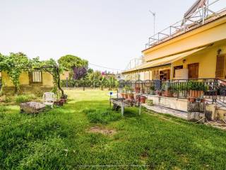 Εξωτερική πίσω όψη σπιτιού με κήπο