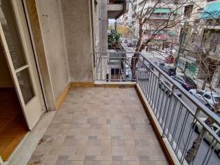 μπαλκόνι στην πρόσοψη