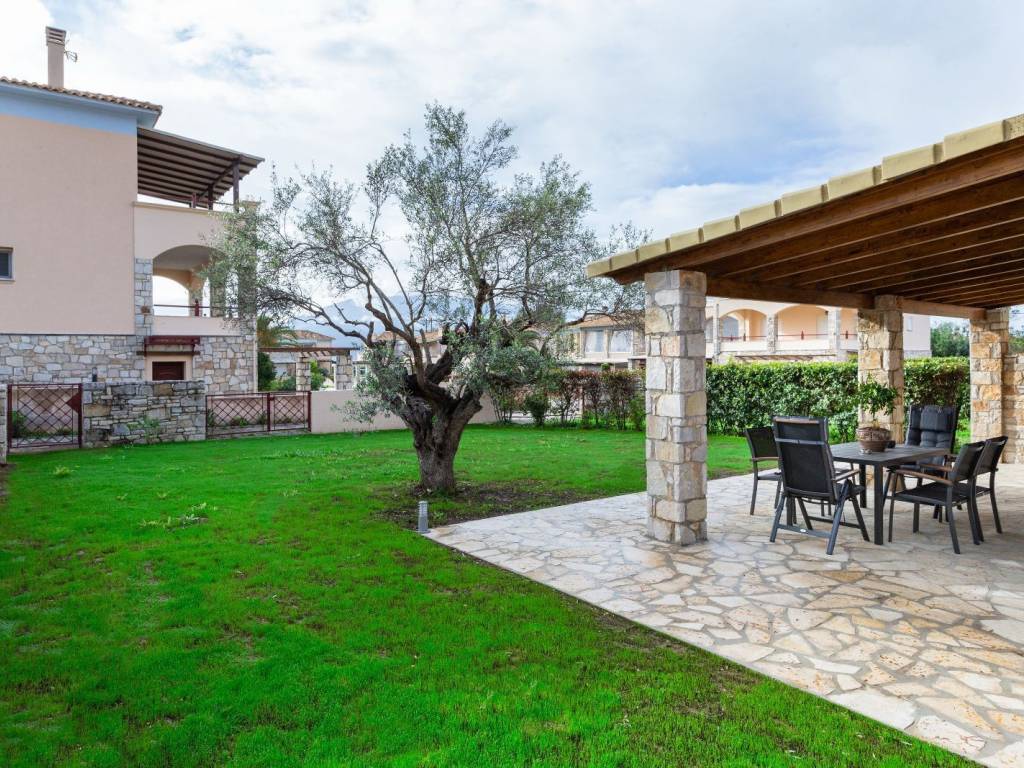 O IDIOTIKOS KEPOS TES MEZONETAS