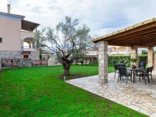 O IDIOTIKOS KEPOS TES MEZONETAS