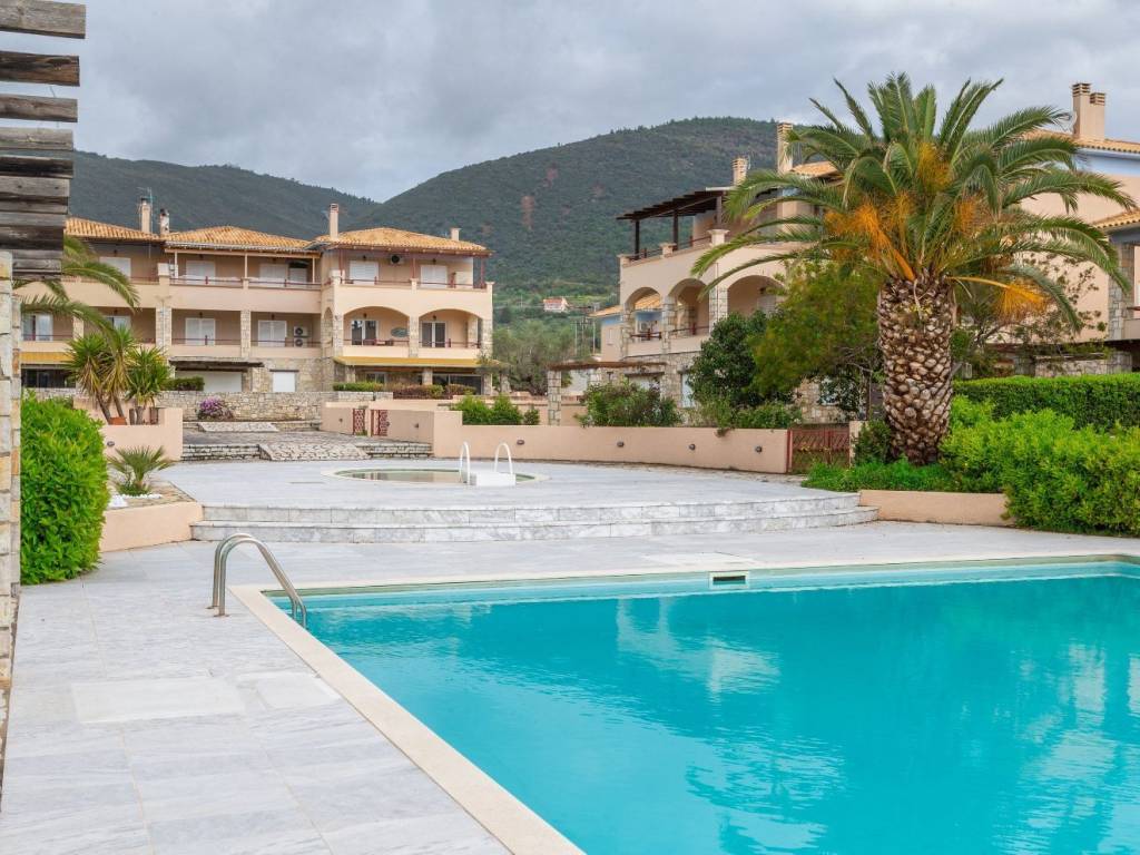 OMORPHOI CHOROI STO SYGKROTEMA