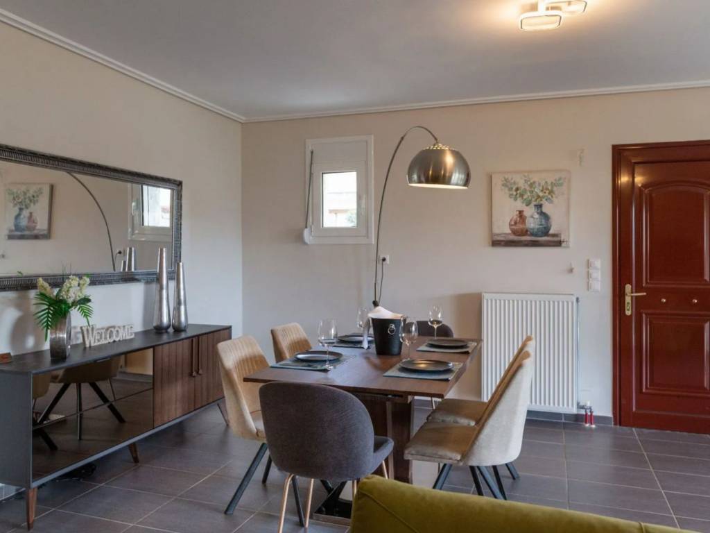 Η ΚΕΝΤΡΙΚΗ ΕΙΣΟΔΟΣ ΣΤΗ ΜΕΖΟΝΕΤΑ