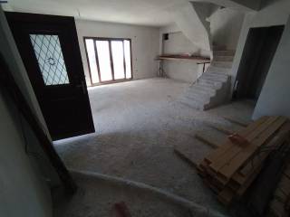 ANYPLACE MESITIKES YPERESIES