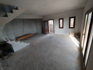 ANYPLACE MESITIKES YPERESIES