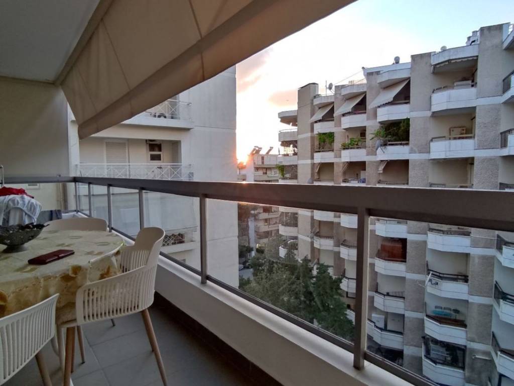 βεράντα στην πίσω πλευρά, στον ακάλυπτο