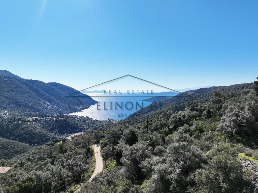 Η εξαιρετική θέα από το αγροτεμάχιο