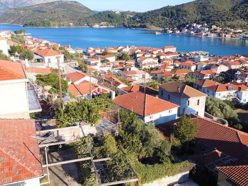 Aerial view and location of the house