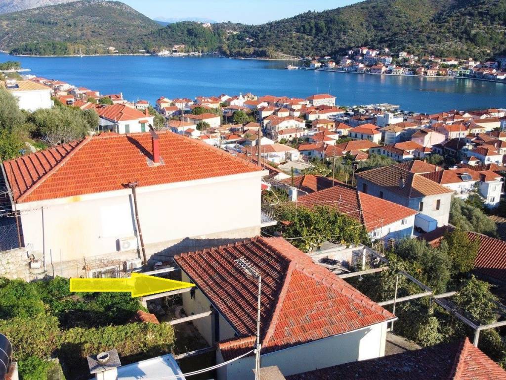 Aerial view and location of the house