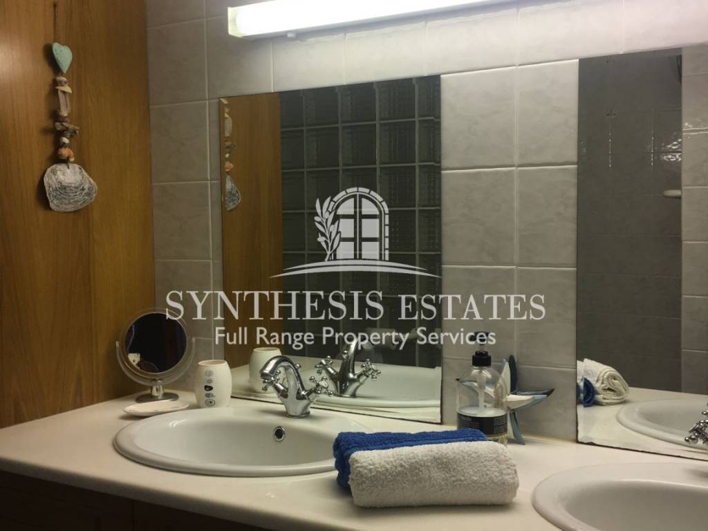 First floor apartment: bathroom