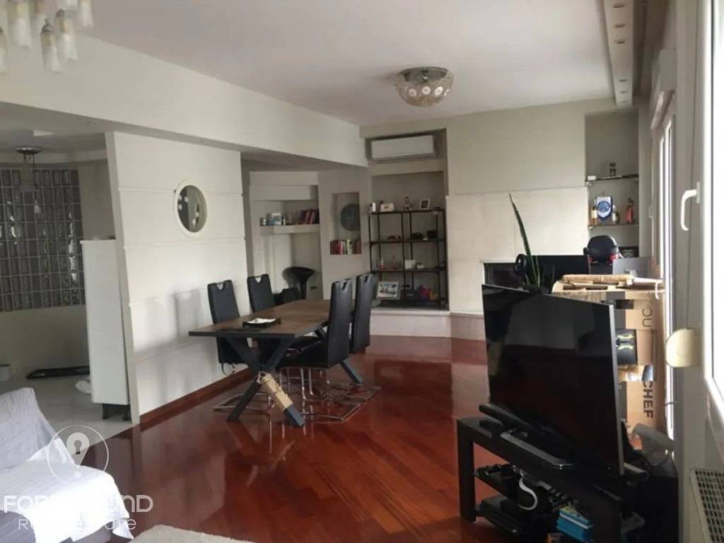 Forumland Real Estate, Σαλόνι με τζάκι