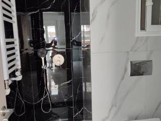 Forumland Real Estate, Μπάνιο