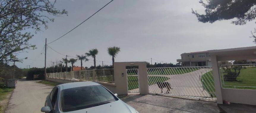 Dipla se monokatoikies