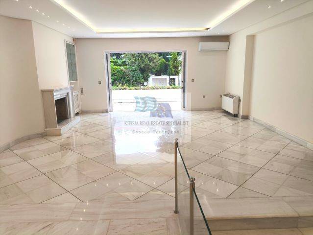 RAISED GROUND FLOOR: LIVING ROOM