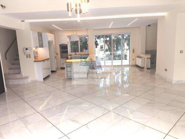 1ST FLOOR: OPEN PLAN KITCHEN