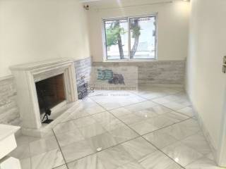 1ST FLOOR: LIVING ROOM